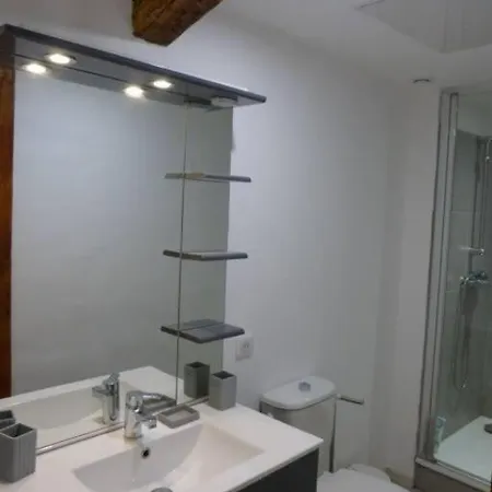 De Maison Et Piscine Dans Un Domaine Viticole *
