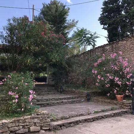 De Maison Et Piscine Dans Un Domaine Viticole *