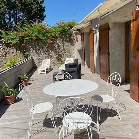 De Maison Et Piscine Dans Un Domaine Viticole *