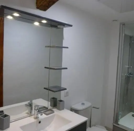 De Maison Et Piscine Dans Un Domaine Viticole *