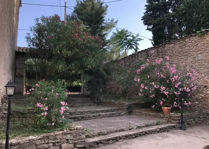 De Maison Et Piscine Dans Un Domaine Viticole *